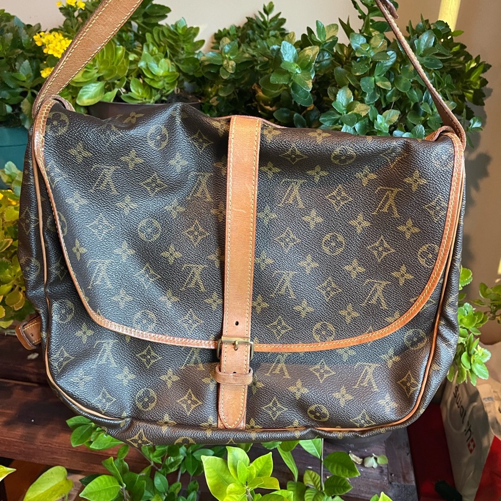 ❌SOLD❌Authentic Louis Vuitton Monogram Saumur 35 Shoulder Bag.